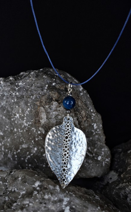 ΚΟΛΙΕ ΧΕΙΡΟΠΟΙΗΤΟ ΣΦΥΡΗΛΑΤΟ ΕΠΑΡΓΥΡΟ ΜΕ ΗΜΙΠΟΛΥΤΙΜΗ ΠΕΤΡΑ "ΦΥΛΛΟ"